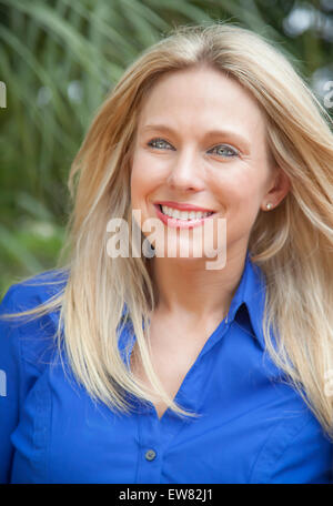 Blonde junge Amerikanerin lächelt für Testimonial headshot Stockfoto