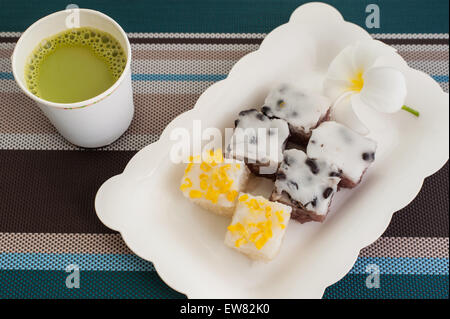 Traditionelle Thai mit heißer Milch Grüntee auf Dessertteller, Thai-Stil, süß, sehr lecker Stockfoto