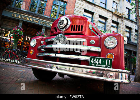 Ein Vintage Stadt Seattle Feuerwehr Abschleppwagen in Occidental Park während Feuer Festival. Stockfoto