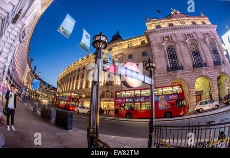 Piccadilly Circus U-Bahn Eingang bei Nacht-London-UK Stockfoto