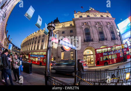 Piccadilly Circus U-Bahn Eingang bei Nacht-London-UK Stockfoto