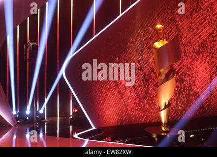 Berlin, Deutschland. 19. Juni 2015. Eine übergroße Lola auf der Satge bei der 65. Deutscher Filmpreis (Deutscher Filmpreis) in Berlin, Deutschland, 19. Juni 2015. Foto: KAY NIETFELD/DPA/Alamy Live-Nachrichten Stockfoto