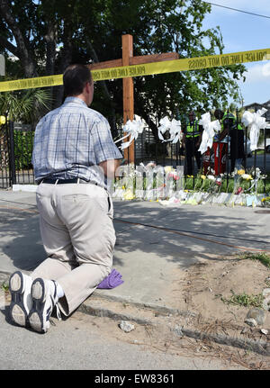 Charleston, South Carolina, USA. 19. Juni 2015. Ein Mann kniet im Gebet vor der Emanuel African Methodist Episcopal Church in Charleston, South Carolina, USA, 19. Juni 2015. Zwei Tage zuvor, erschossen einen weißen Mann 9 Menschen mit schwarzer Hautfarbe. Foto: Chris Melzer, Dpa/Alamy Live News Stockfoto