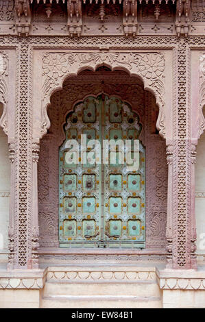 Eine reich verzierte Tür an Mehrangarh Fort, Jodhpur, Rajasthan Stockfoto