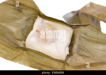 Traditionelle Thai Dessert Stil, Glutinous Reis gedünstet mit Banane wickeln Bananenblatt, Thai dessert Stockfoto