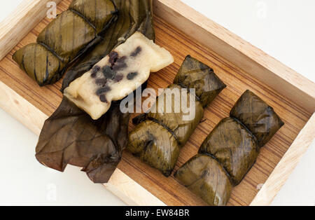 Traditionelle thailändische Küche Stil, Klebreis gedämpft mit Banane wickeln Banana Leaf (Khao Tom Matte oder Khao Tom Pad) Thai Dessert. Stockfoto