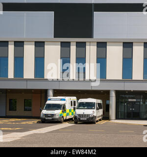 Krankenwagen vor Königin Elizabeth University Hospital in Glasgow geparkt Stockfoto