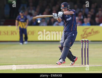 Chelmsford, Großbritannien. 19. Juni 2015. Tom Westley spielt einen Zug geschossen, während mit der Wimper. NatWest T20 Blast. Essex Adler vs. Glamorgan. © Aktion Plus Sport/Alamy Live-Nachrichten Stockfoto