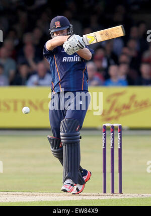 Chelmsford, Großbritannien. 19. Juni 2015. Tom Westley spielt einen Zug geschossen, während mit der Wimper. NatWest T20 Blast. Essex Adler vs. Glamorgan. © Aktion Plus Sport/Alamy Live-Nachrichten Stockfoto