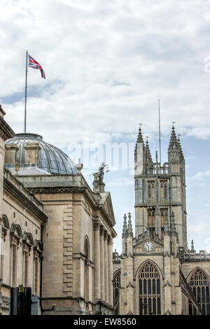 Anschluß-Markierungsfahne fliegen hoch auf einem Gebäude neben dem nördlichen Querschiff und Uhr der Abteikirche von Bath in der Stadt Bath in Somerset Stockfoto