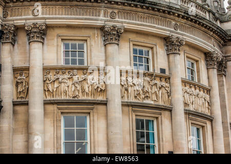 Neo Klassik Fries an georgischen Gebäude aus Stein neben Bath Abbey in Bath Somerset mit georgischen Steinsäulen Stockfoto