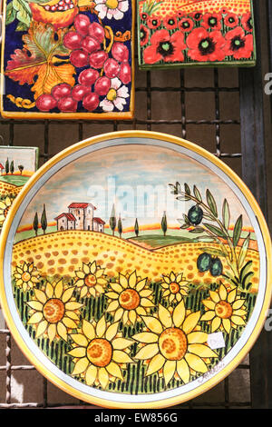 Mit typischen toskanischen Landschaft mit Sonnenblumen, Sonnenblumen, Gemälde und andere Kunstwerke zum Verkauf für dieses Handwerk/Souvenirshop für Touristen in Stockfoto