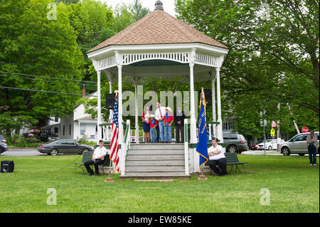 Veteranen und Dorfbewohner beobachten Memorial Day Zeremonie in Townshend Vermont Stockfoto