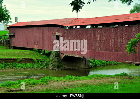 Ronks, Pennsylvania: 178 Fuß langen hölzernen 1844 Herr Mühle Dorf Covered Bridge über den Pequea Bach Stockfoto