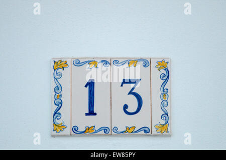 Nahaufnahme der Zahl dreizehn auf portugiesischen Azulejo-Fliesen. Stockfoto
