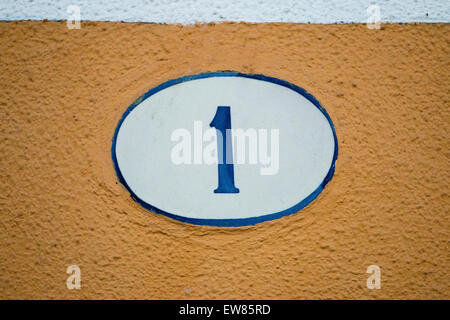 Nahaufnahme der Nummer eins auf einen keramischen portugiesischen Azulejo-Fliesen. Stockfoto