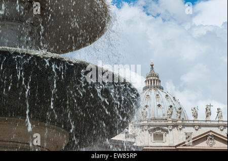 Teil von einem Brunnen und St Peter Fassade auf Platz St. Peter im Vatikan, Rom, Italien Stockfoto