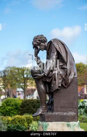 Statue von Hamlet außerhalb der Swan Theatre in Stratford-upon-Avon, Geburtsort von Shakespeare Stockfoto