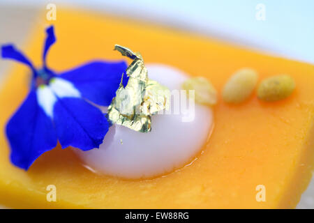 Hausgemachte Thailand Mango und klebrigen Reis Dessert mit Tropfen Kondensmilch und Blattgold und knusprigen Reis garnieren. Stockfoto