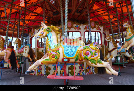 Traditionelle Gallopers bei Great Yarmouth Pleasure Beach in Norfolk Stockfoto