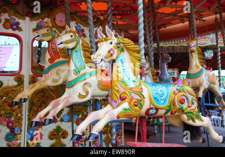 Traditionelle Gallopers bei Great Yarmouth Pleasure Beach in Norfolk Stockfoto