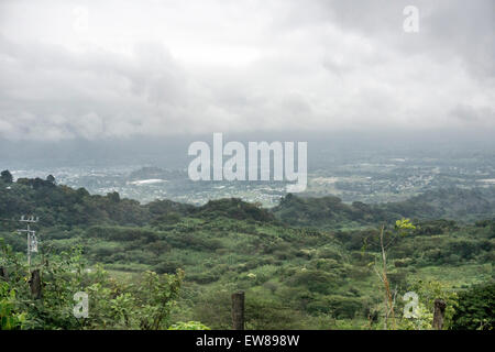 Fernsicht auf der Stadt von Ocosingo im Nebel an einem regnerischen Tag in Chiapas Stockfoto