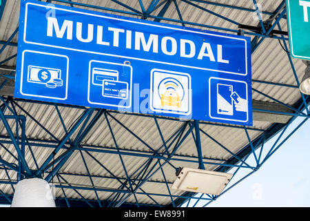 große blaue & weißen Schild am Stand Eingabe Maut Mautstraße zum Tuxtla Guitierrez anzeigenden Arten der Zahlung akzeptiert Chiapas Zustand Stockfoto