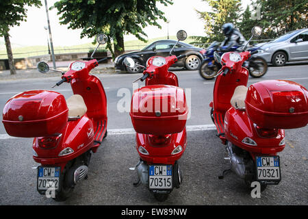 Drei rote Vespas, Bestandteil einer für Mietwagen Flotte ideal für die Erkundung der Toskana, im Zentrum von abgestellt "Radda in Stockfoto