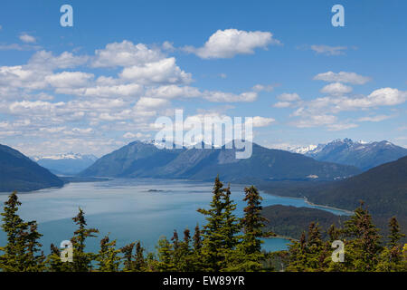 Blick auf die Chilkat Inlet in der Nähe von Haines Alaska von einem Berg im Sommer mit geschwollenen Wolken. Stockfoto