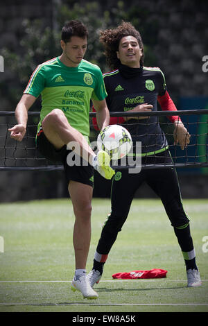 Mexico City, Mexiko. 19. Juni 2015. Mexikos nationale Fußball-Teamspieler Javier Hernandez (L) und Torwart Guillermo Ochoa nehmen Teil in einer Trainingseinheit vor 2015 CONCACAF Gold Cup, in Mexiko-Stadt, Hauptstadt von Mexiko, am 19. Juni 2015. Die 2015 wird Gold Cup in den USA und Kanada auf 7-26. Juli 2015 stattfinden. Bildnachweis: Alejandro Ayala/Xinhua/Alamy Live-Nachrichten Stockfoto