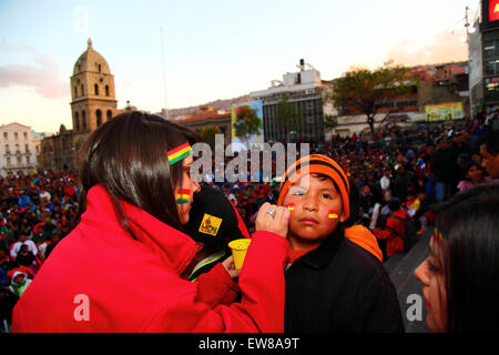 La Paz, Bolivien, 19. Juni 2015. Ein junger bolivianischer Fußballfan hat vor dem Finale der Copa America Group A zwischen Bolivien und Chile die Nationalflagge auf sein Gesicht gemalt. Die Kirche von San Francisco ist im Hintergrund. Bolivien verlor das Spiel 5-0, qualifizierte sich aber noch für das Viertelfinale auf Platz 2 in der Gruppe. Quelle: James Brunker / Alamy Live News Stockfoto