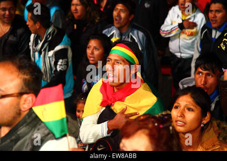 La Paz, Bolivien, 19. Juni 2015. Bolivianischen Fußball-Fan singt die Nationalhymne vor spielen Bolivien Chile in das Endspiel der Copa America Gruppe A auf einer Großleinwand im Plaza San Francisco. Bolivien verlor das Spiel mit 5: 0 aber noch qualifizierte sich für das Viertelfinale in den 2. Platz in der Gruppe. Bildnachweis: James Brunker / Alamy Live News Stockfoto
