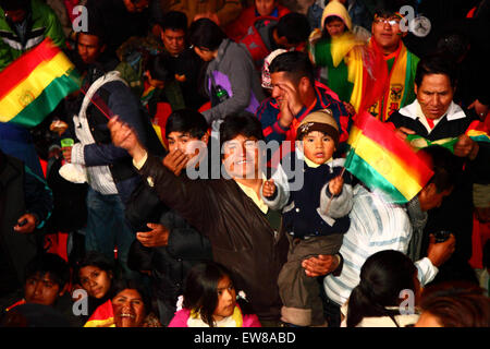 La Paz, Bolivien, 19. Juni 2015. Ähnlich der bolivianische Präsident Evo Morales bolivianischen Fußball-Fan "Wellenlinien" Staatsflagge beim Betrachten der Nationalmannschaft spielen Chile in das Endspiel der Copa America Gruppe A auf einer Großleinwand im Plaza San Francisco. Bolivien verlor das Spiel mit 5: 0 aber noch qualifizierte sich für das Viertelfinale in den 2. Platz in der Gruppe. Bildnachweis: James Brunker / Alamy Live News Stockfoto