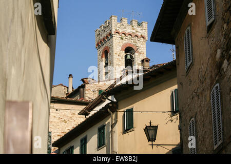 Kirche Glockenturm von der Hauptstraße im Zentrum von "Radda in Chianti", eine schöne kleine Stadt und eine berühmte Region bekannt für seinen Wein Chianti in der Toskana. Italien. Juni. Stockfoto