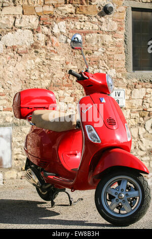 rote Vespa-Roller, Bestandteil einer für Mietwagen Flotte ideal für die Erkundung der Toskana, im Zentrum von abgestellt "Radda in Chianti Stockfoto