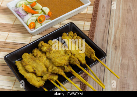 Thai Spanferkel Curry mit Erdnuss-Sauce und Salat. Stockfoto