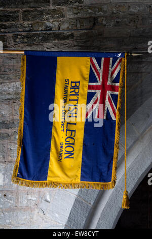 British Legion Flagge in St. James Church, Staunton, in der Nähe von Tewkesbury, Gloucestershire, England, UK Stockfoto