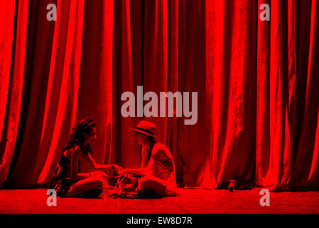 Barcelona, Katalonien, Spanien. 19. Juni 2015. Festivalbesucher haben eine Pause in der "Sonar-Halle" am 22. Sonar Tag Barcelona Credit: Matthias Oesterle/ZUMA Wire/ZUMAPRESS.com/Alamy Live News Stockfoto