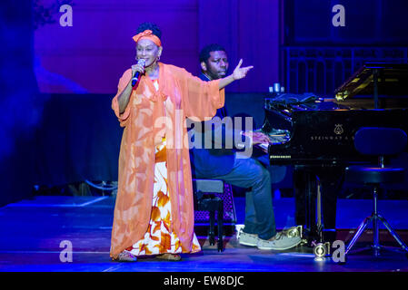 Barcelona, Katalonien, Spanien. 19. Juni 2015. Sängerin OMARA PORTUANDO führt mit dem "Buena Vista Social Club" live on Stage "Pedralbes Music Festival" in Barcelona während ihrer "Adiós Tour" Credit: Matthias Oesterle/ZUMA Wire/ZUMAPRESS.com/Alamy Live News Stockfoto