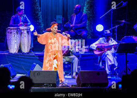 Barcelona, Katalonien, Spanien. 19. Juni 2015. Sängerin OMARA PORTUANDO führt mit dem "Buena Vista Social Club" live on Stage "Pedralbes Music Festival" in Barcelona während ihrer "Adiós Tour" Credit: Matthias Oesterle/ZUMA Wire/ZUMAPRESS.com/Alamy Live News Stockfoto