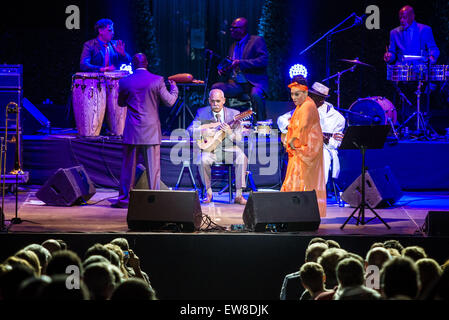 Barcelona, Katalonien, Spanien. 19. Juni 2015. Sängerin OMARA PORTUANDO führt mit dem "Buena Vista Social Club" live on Stage "Pedralbes Music Festival" in Barcelona während ihrer "Adiós Tour" Credit: Matthias Oesterle/ZUMA Wire/ZUMAPRESS.com/Alamy Live News Stockfoto