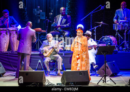 Barcelona, Katalonien, Spanien. 19. Juni 2015. Sängerin OMARA PORTUANDO führt mit dem "Buena Vista Social Club" live on Stage "Pedralbes Music Festival" in Barcelona während ihrer "Adiós Tour" Credit: Matthias Oesterle/ZUMA Wire/ZUMAPRESS.com/Alamy Live News Stockfoto