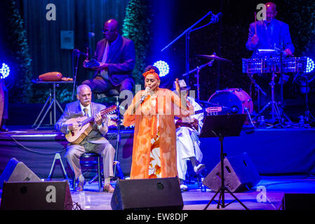 Barcelona, Katalonien, Spanien. 19. Juni 2015. Sängerin OMARA PORTUANDO führt mit dem "Buena Vista Social Club" live on Stage "Pedralbes Music Festival" in Barcelona während ihrer "Adiós Tour" Credit: Matthias Oesterle/ZUMA Wire/ZUMAPRESS.com/Alamy Live News Stockfoto