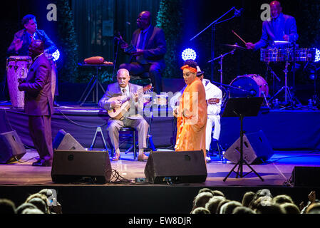 Barcelona, Katalonien, Spanien. 19. Juni 2015. Sängerin OMARA PORTUANDO führt mit dem "Buena Vista Social Club" live on Stage "Pedralbes Music Festival" in Barcelona während ihrer "Adiós Tour" Credit: Matthias Oesterle/ZUMA Wire/ZUMAPRESS.com/Alamy Live News Stockfoto