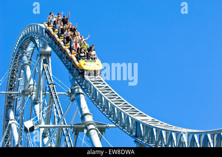 Die Thunder Dolphin Achterbahn im Freizeitpark Korakuen, Tokio, Japan. Stockfoto