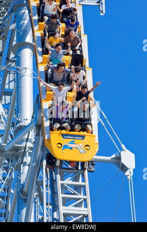 Die Thunder Dolphin Achterbahn im Freizeitpark Korakuen, Tokio, Japan. Stockfoto