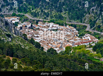 Pueblo Blanco, weiße Stadt, Grazalema in einem engen Tal, Andalusien, Spanien Stockfoto