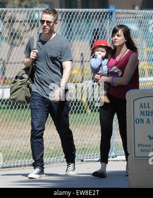 Josh Dallas verbringt Zeit mit seinem Sohn Oliver und sein Kindermädchen in einem Park mit Los Angeles: Josh Dallas, Dallas wo Oliver: Los Angeles, California, Vereinigte Staaten von Amerika bei: 18. April 2015 Stockfoto