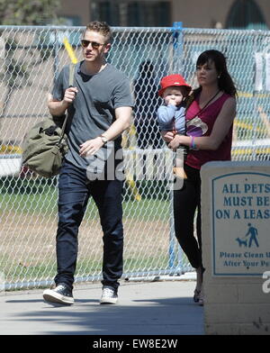 Josh Dallas verbringt Zeit mit seinem Sohn Oliver und sein Kindermädchen in einem Park mit Los Angeles: Josh Dallas, Dallas wo Oliver: Los Angeles, California, Vereinigte Staaten von Amerika bei: 18. April 2015 Stockfoto