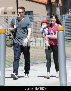 Josh Dallas verbringt Zeit mit seinem Sohn Oliver und sein Kindermädchen in einem Park mit Los Angeles: Josh Dallas, Dallas wo Oliver: Los Angeles, California, Vereinigte Staaten von Amerika bei: 18. April 2015 Stockfoto